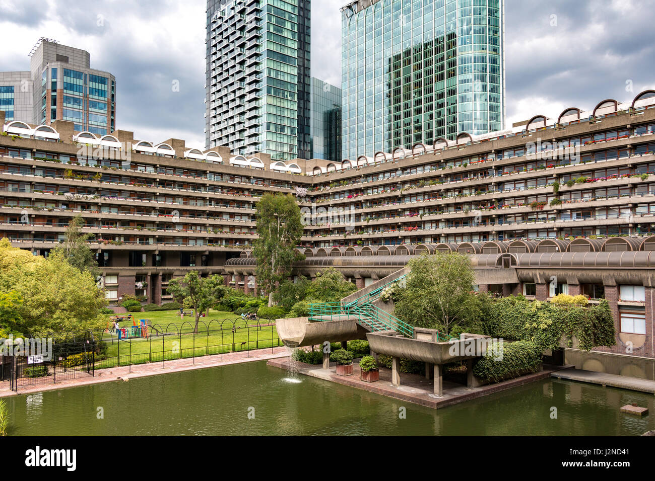 Edifici moderni dietro gli appartamenti del Barbican Estate a Londra Foto Stock