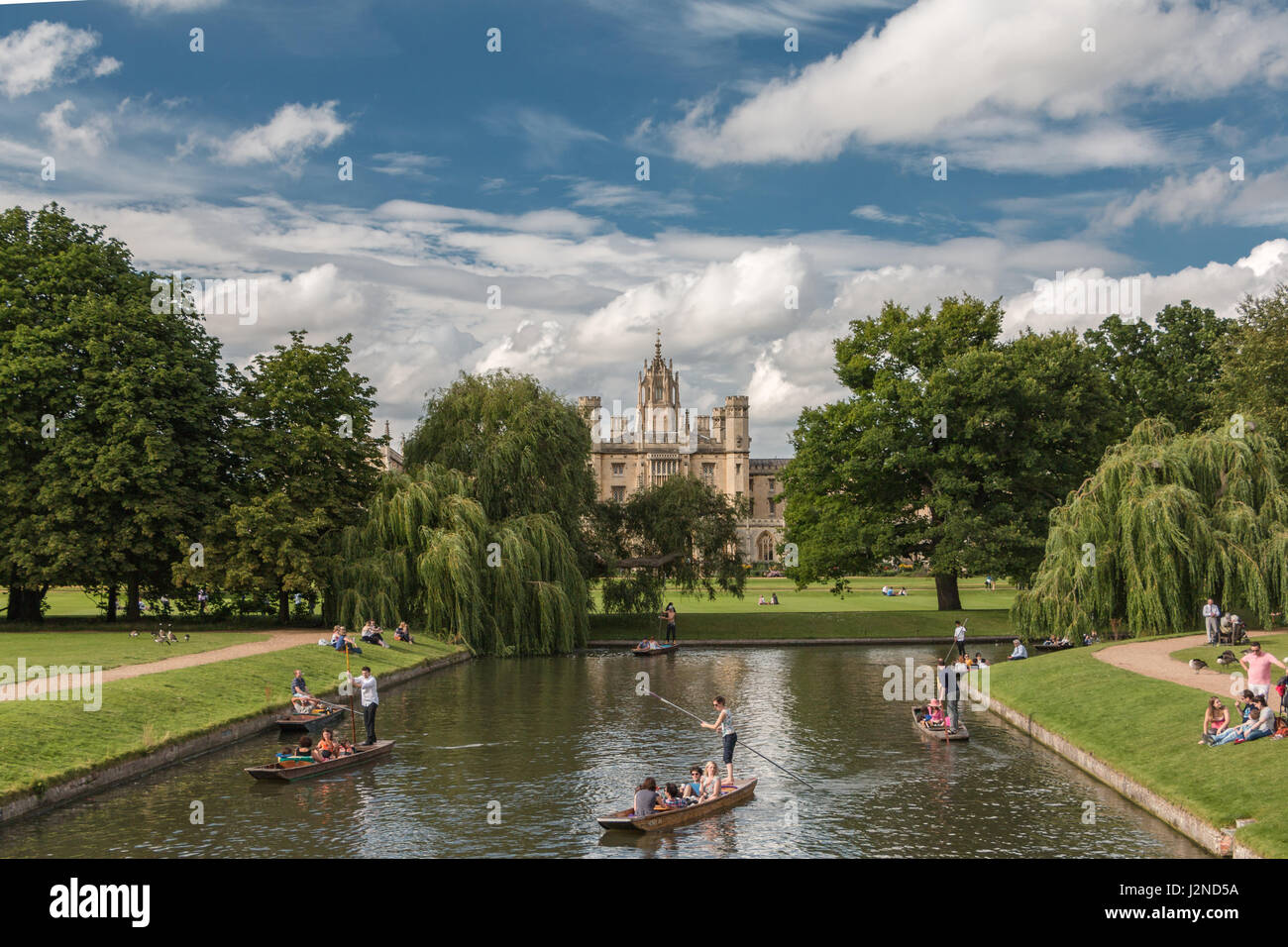 Punting sul fiume Cam in Cambridge con il Collegio S. Giovanni in background Foto Stock