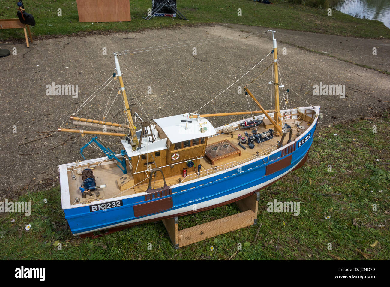 Radio modello controllato in barca da pesca su supporto Foto Stock