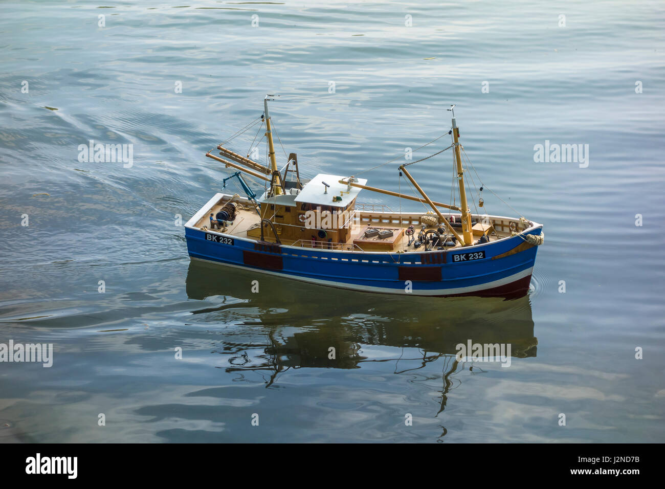 Radio modello controllato la pesca in barca sul lago Foto Stock