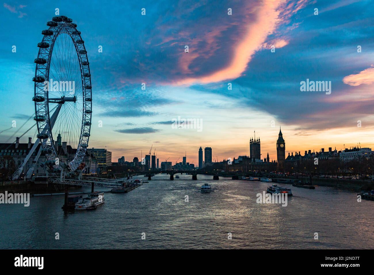 Il London Eye e il Palazzo di Westminster sul Tamigi a Londra Foto Stock