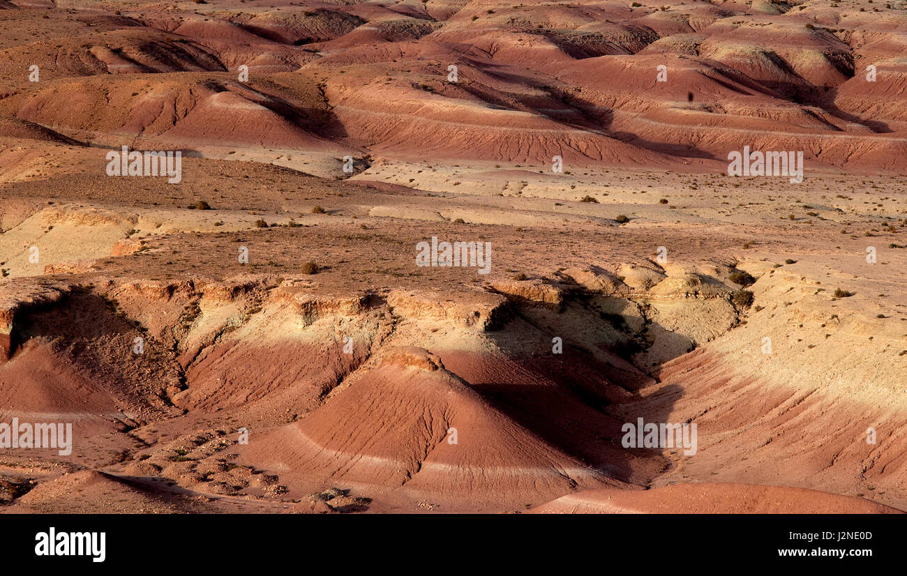 Il deserto arido paesaggio suggestivo e formazioni geologiche dei monti Atlas in Marocco vicino al sito del patrimonio mondiale di Ait Benhaddou. Foto Stock