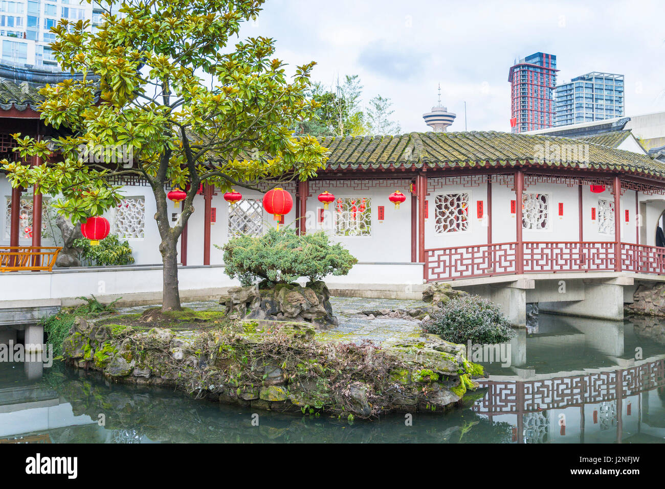 Pagoda e stagno, Dr Sun Yat Sen Parco e giardini, Chinatown, Vancouver, British Columbia, Canada Foto Stock