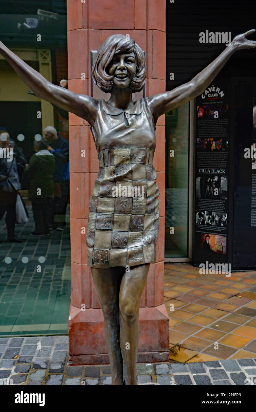 Life-size statua in bronzo di Cilla Black al di fuori del Cavern Club di Mathew Street, Liverpool, Merseyside. Foto Stock