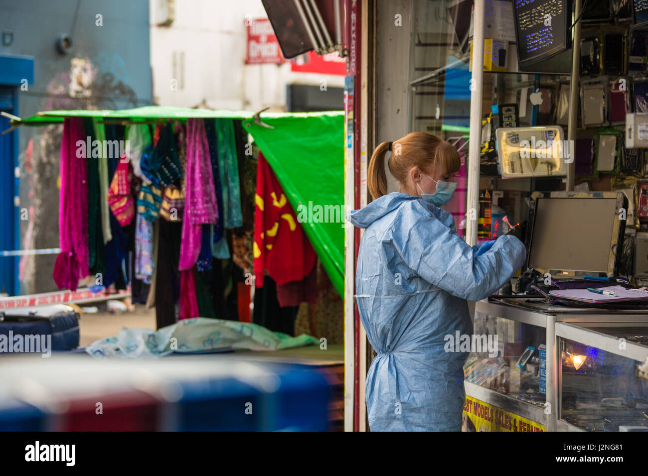 Londra, Regno Unito. Il 29 aprile, 2017. Un Forensics workinfg officer presso il luogo del delitto su Blenheim Grove, Peckham. La polizia ha lanciato un appello per chiunque con telefono cellulare le riprese dell'incidente a venire in avanti. David Rowe/Alamy Live News. Foto Stock