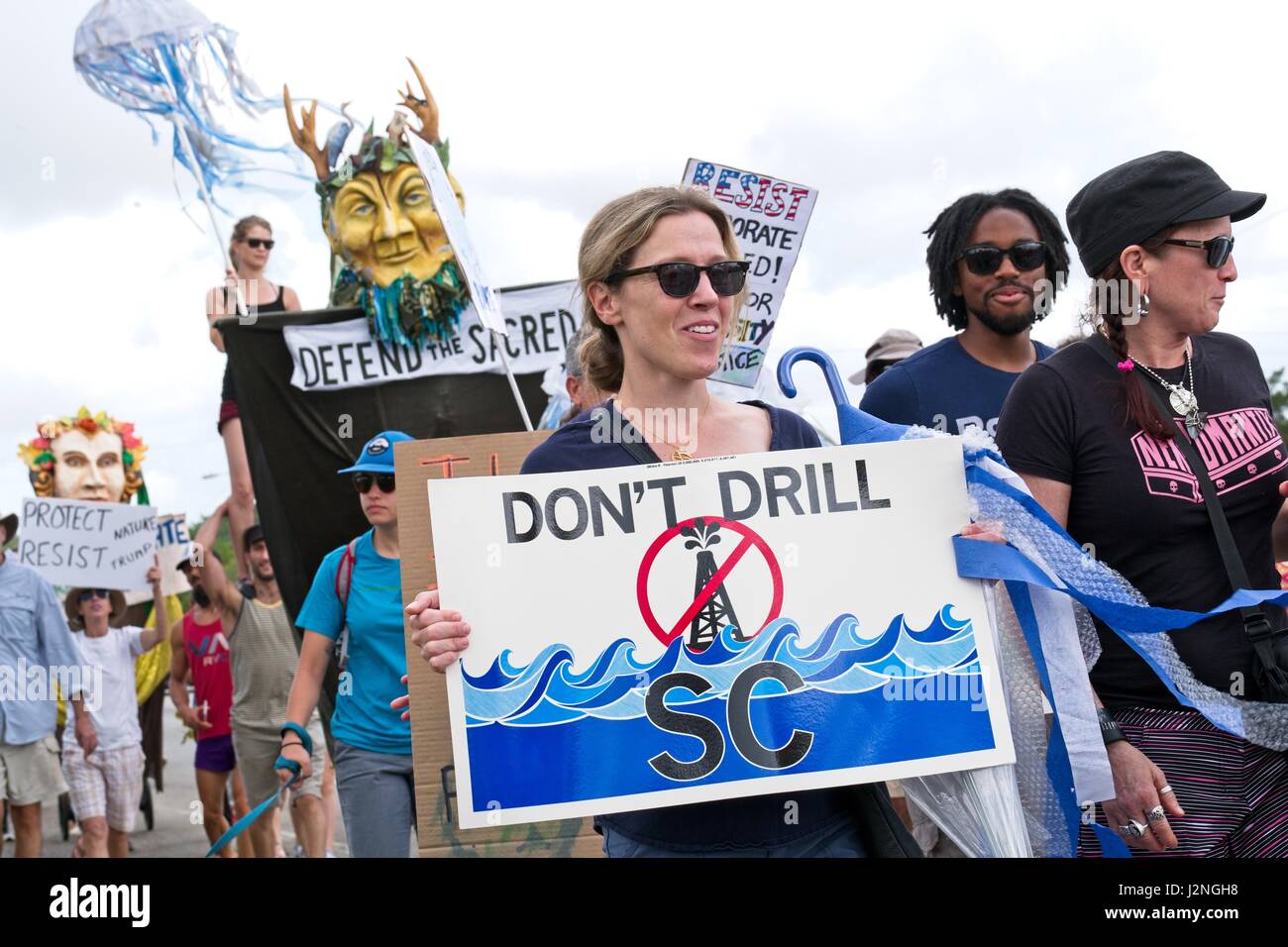 Charleston, Carolina del Sud, Stati Uniti d'America. 29 apr, 2017. Manifestanti tenere segni come essi marzo nel Popolo della Parata del clima in solidarietà con simili marche intorno alla nazione Aprile 29, 2017 in Charleston, Carolina del Sud. Il mese di marzo si è svolta a Charleston durante la fase iniziale della molla re delle maree che portano le inondazioni della bassa giacente città costiere e si sono aggravati con il cambiamento climatico. Credito: Planetpix/Alamy Live News Foto Stock