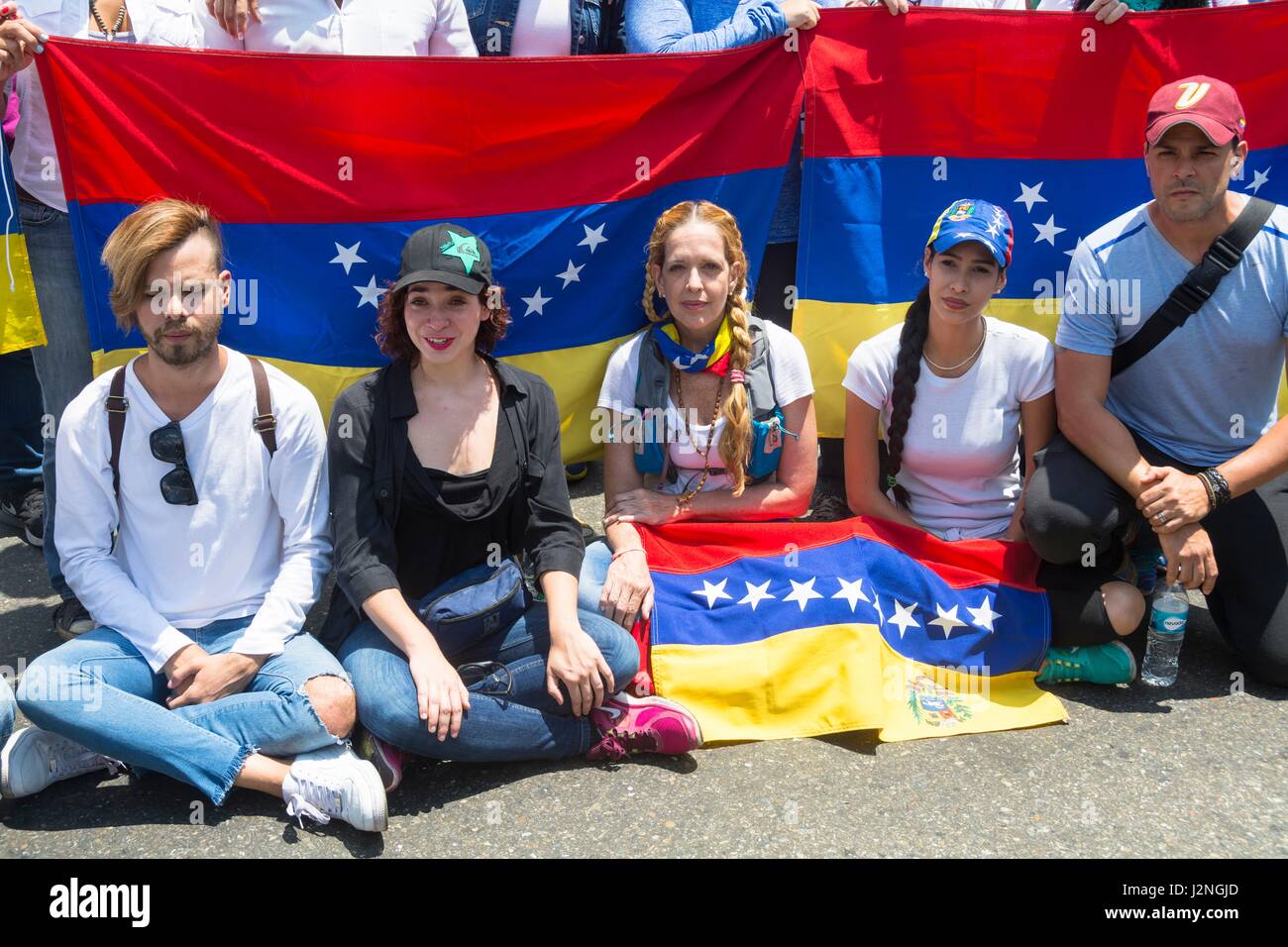 Un gruppo di artisti venezuelani marzo in segno di protesta contro il governo di Nicolas Maduro. Gli avversari marzo una volta di più attraverso le strade e le autostrade di Caracas contro il governo di Nicolás Maduro il 26 aprile 2017. Foto Stock