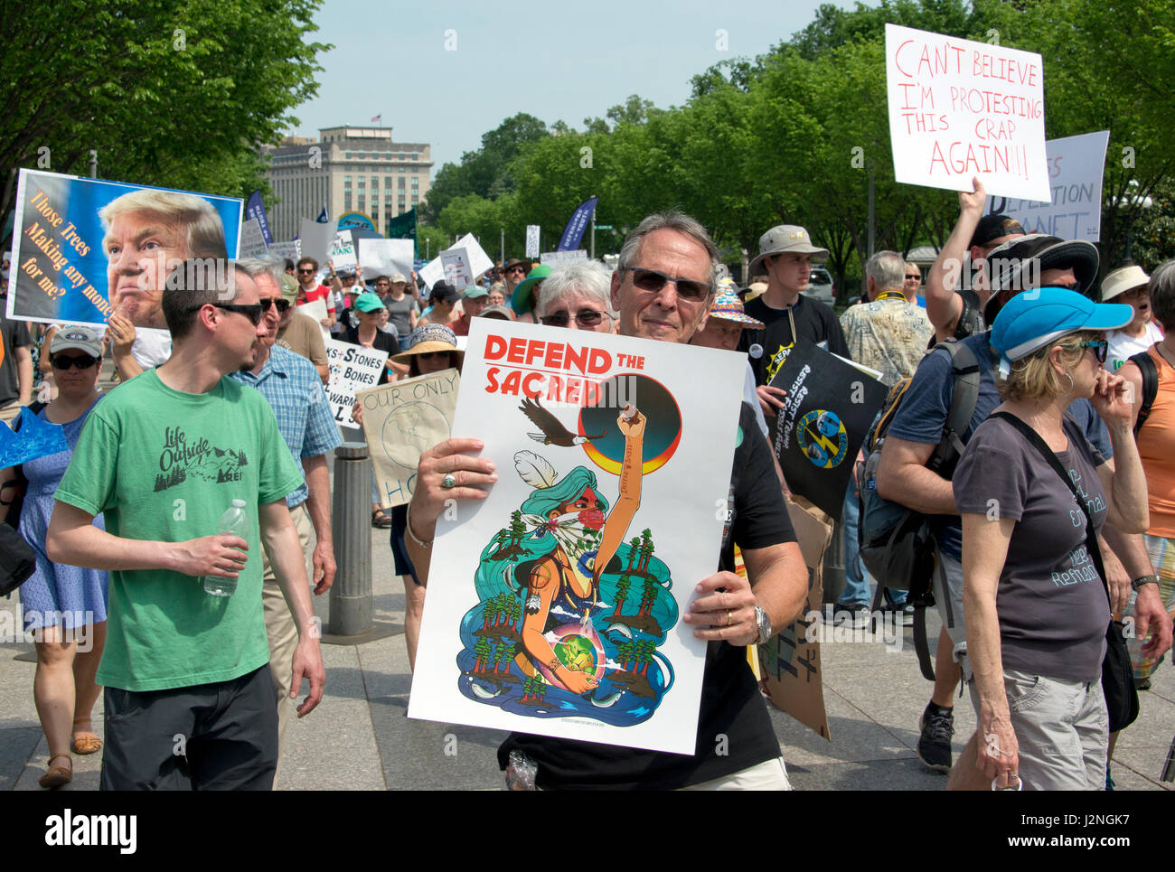 Migliaia di persone sono per le strade della capitale della nazione come parte del 'popoli clima marzo " in Washington, DC, sabato 29 aprile, 2017. Credito: Ron Sachs/CNP /MediaPunch Foto Stock