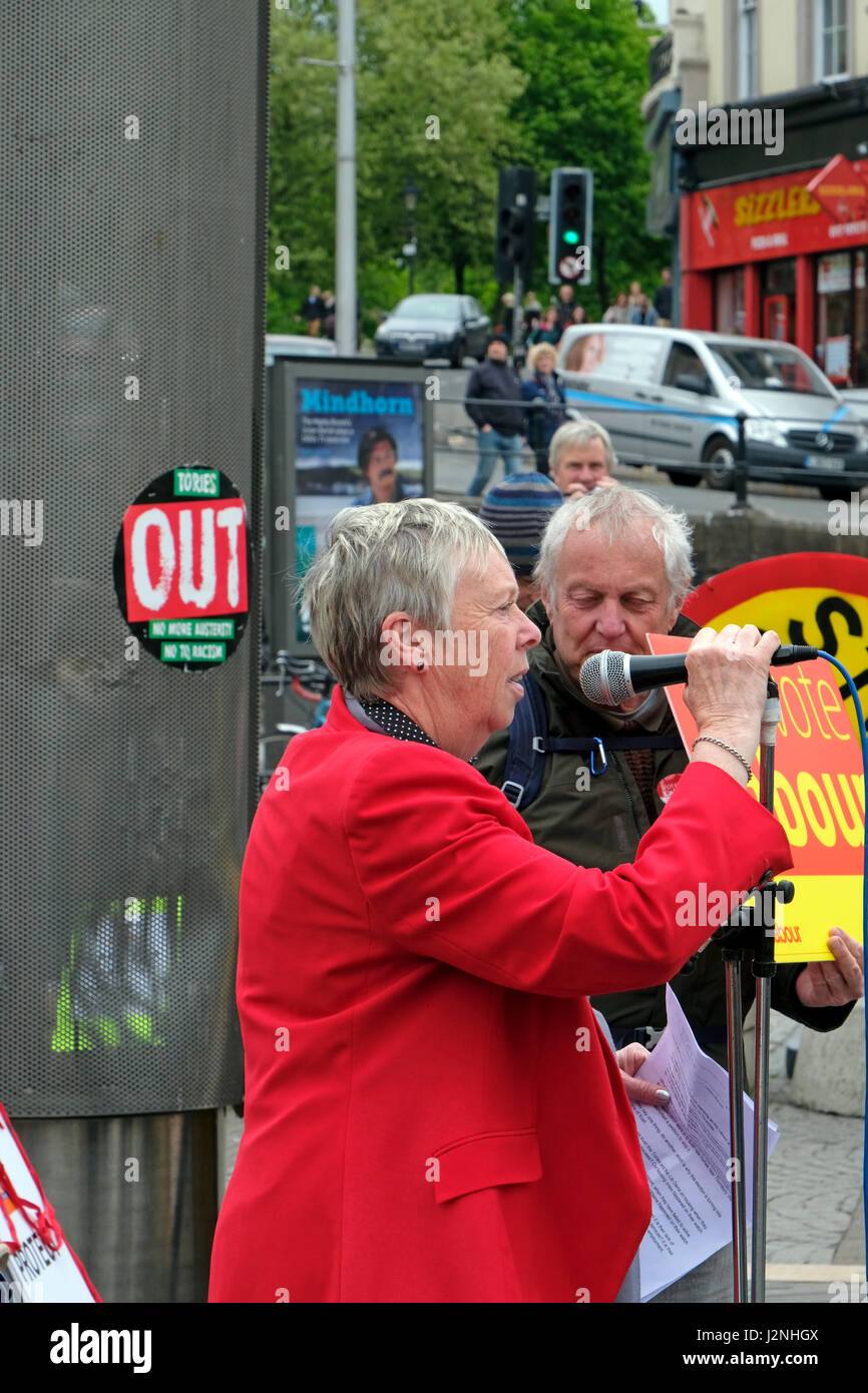 Bristol, Regno Unito. Il 29 aprile, 2017. Lesley Mansell, manodopera candidato per la carica di sindaco dell'Inghilterra occidentale autorità combinato, parla di una dimostrazione contro il presente governo conservatore. La manifestazione è stata organizzata dalla Bristol assemblea popolare sotto lo slogan "Tories Out" per chiamare per un certo numero di riforme, compresa la fine di austerità, la costruzione di case popolari, aumento della spesa per il Servizio Sanitario Nazionale e la creazione di posti di lavoro. Keith Ramsey/Alamy Live News Foto Stock