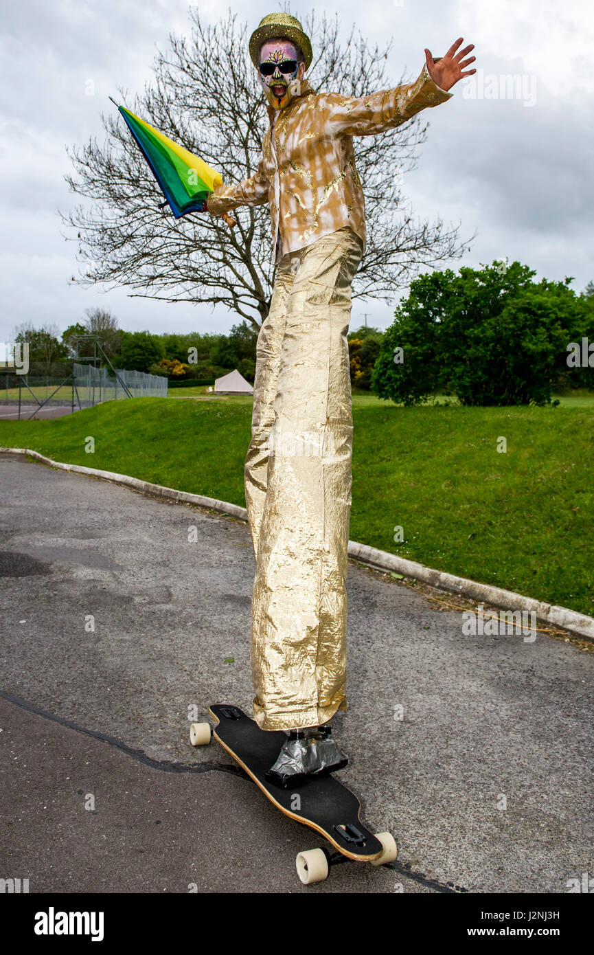 Ballydehob, West Cork, Irlanda. Il 29 aprile, 2017. Foto di provare uno skateboard prima di prendere parte al funerale di jazz come parte dell'annuale Ballydehob Jazz Festival è stato stilt walker Mick Eile dalla testa di pecore. Il festival si svolge fino a lunedì festivo il 1 maggio. ©Andy Gibson/Alamy Live News. Foto Stock