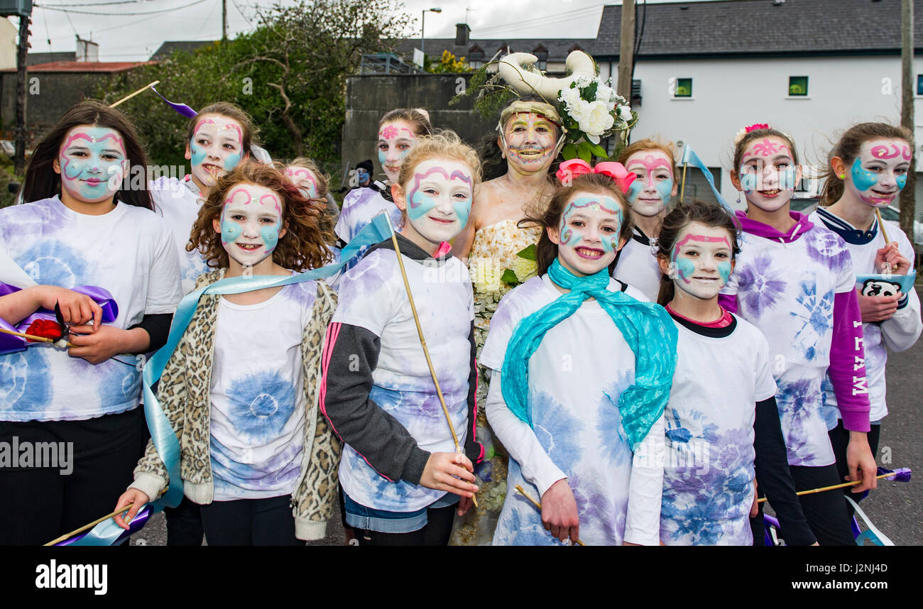 Ballydehob, West Cork, Irlanda. Il 29 aprile, 2017. Nella foto prima di prendere parte al funerale di jazz come parte dell'annuale Ballydehob Jazz Festival sono state Clair Lalor da Ballydehob con il suo nastro ballerini. Il festival si svolge fino a lunedì festivo il 1 maggio. ©Andy Gibson/Alamy Live News. Foto Stock