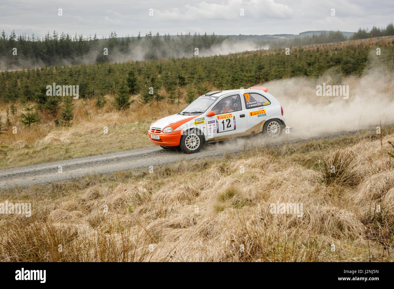 Wark, Regno Unito - 29 Aprile 2017: Rally Car prendendo parte alla Pirelli International Rally 2017 (Sezione Storica). Conducente David Bennett e Co-Driver Alistair McNeil in un VauxhallCorsa. Credito: ColobusYeti/Alamy Live News. Foto Stock