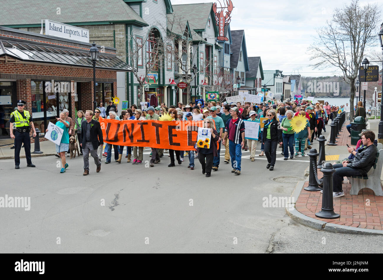 Bar Harbor, Stati Uniti d'America. 29 Aprile, 2017. I dimostranti nel clima Downeast Marzo, una sorella di marzo alla gente il clima di marzo a Washington D.C., a piedi su Main Street. Foto Stock