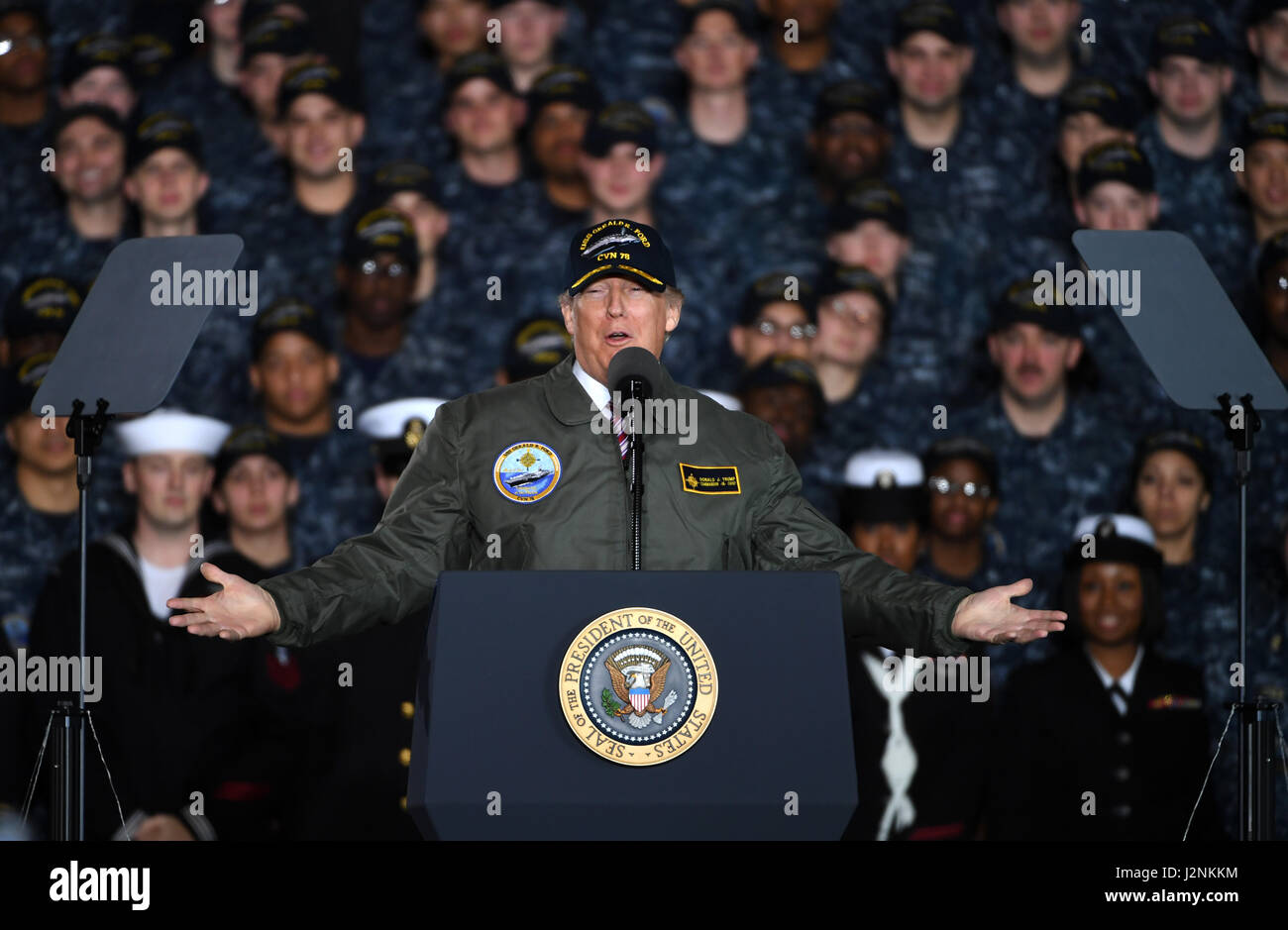 Washington, Stati Uniti d'America. 29 apr, 2017. File foto scattata il 2 marzo 2017 mostra U.S. Presidente Donald Trump erogazione di commento a bordo del pre-commissionato U.S. Navy portaerei Gerald Ford in Newport News, Virginia, Stati Uniti. Aprile 29, 2017 segna il centesimo giorno di Donald Trump's office come il quarantacinquesimo presidente degli Stati Uniti. Credito: Yin Bogu/Xinhua/Alamy Live News Foto Stock