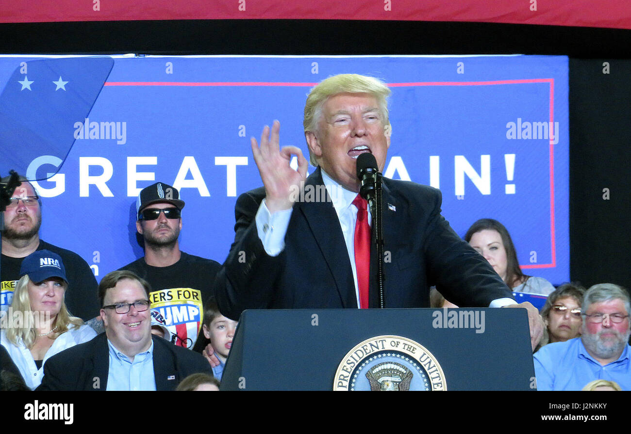 Harrisburg, Stati Uniti d'America. 29 apr, 2017. Stati Uniti Presidente Donald Trump (anteriore) eroga un discorso durante un rally segnando il suo primo 100 giorni in ufficio a Harrisburg, Pennsylvania, Stati Uniti, 29 aprile 2017. Credito: Yan Liang/Xinhua/Alamy Live News Foto Stock