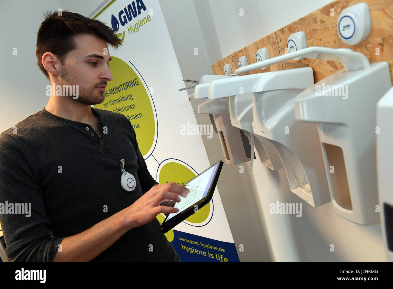 Stralsund, Germania. Xxv Aprile, 2017. Marcel Walz controllo della configurazione di prova dei distributori di disinfezione nelle sale della società Igiene GWA a Stralsund, Germania, 25 aprile 2017. Il Stralsund start-up che vuole combattere gli ospedali di germi. Foto: Stefan Sauer/dpa-Zentralbild/dpa/Alamy Live News Foto Stock