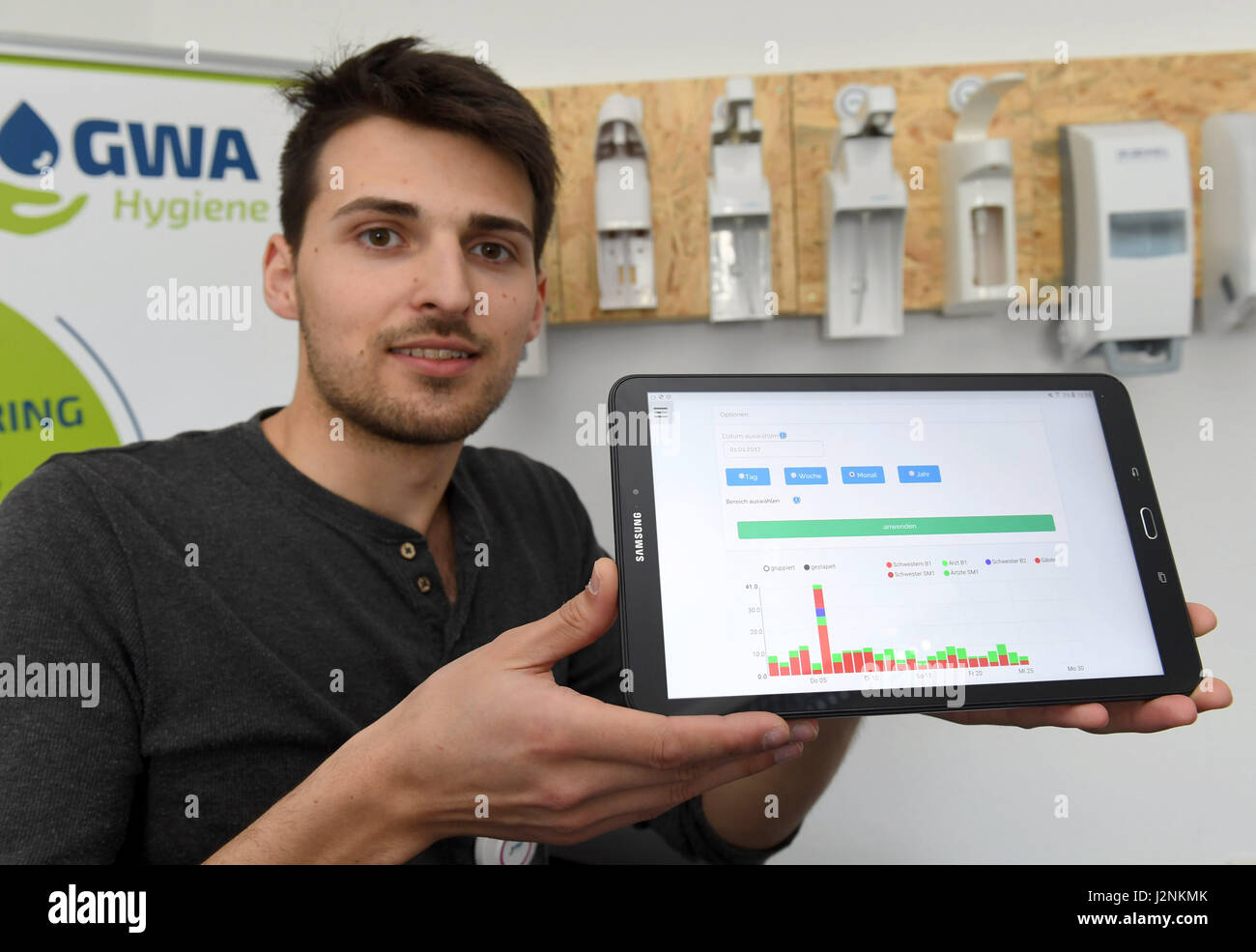 Stralsund, Germania. Xxv Aprile, 2017. Marcel Walz controllo della configurazione di prova dei distributori di disinfezione nelle sale della società Igiene GWA a Stralsund, Germania, 25 aprile 2017. Il Stralsund start-up che vuole combattere gli ospedali di germi. Foto: Stefan Sauer/dpa-Zentralbild/dpa/Alamy Live News Foto Stock
