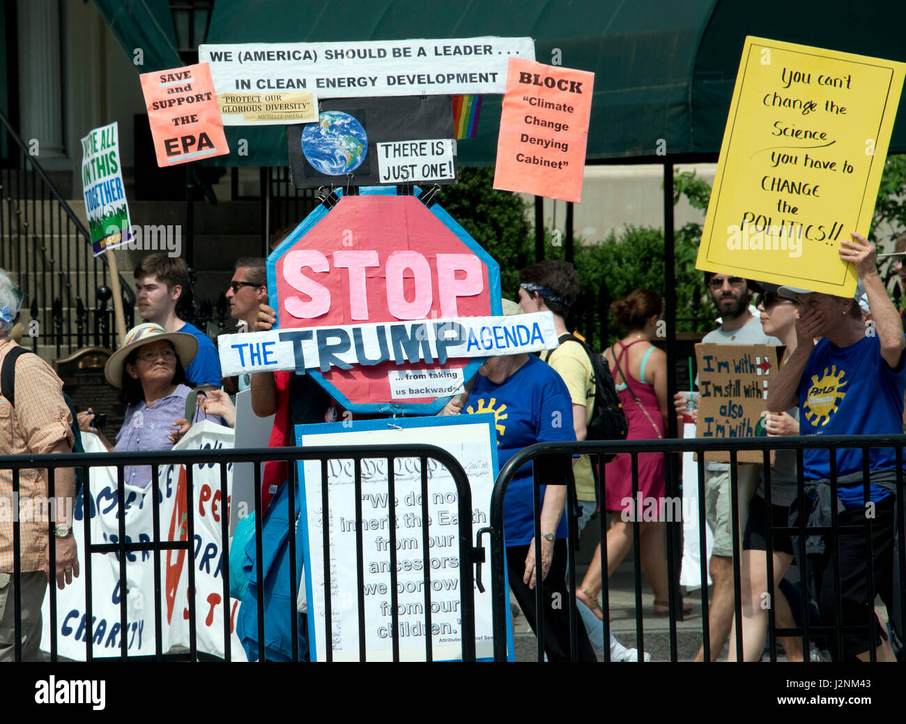 Migliaia di persone sono per le strade della capitale della nazione come parte del 'popoli clima marzo " in Washington, DC, sabato 29 aprile, 2017. Credito: Ron Sachs/CNP Foto: Ron Sachs/consolidato/dpa Foto Stock