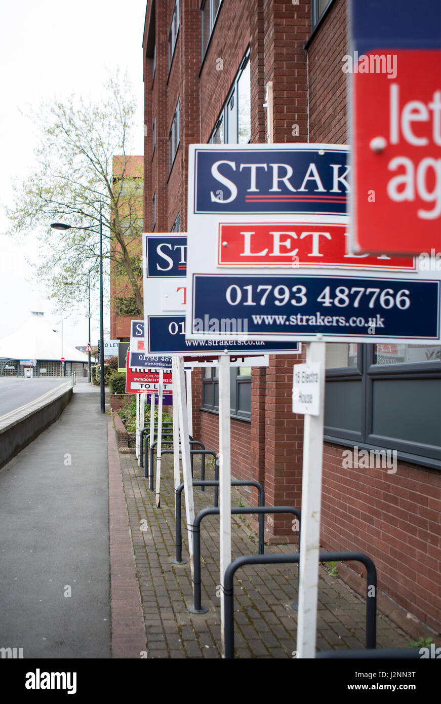 Swindon WILTSHIRE REGNO UNITO - Vuoto con gli uffici per la vendita e per far firmare le schede in centro città Foto Stock