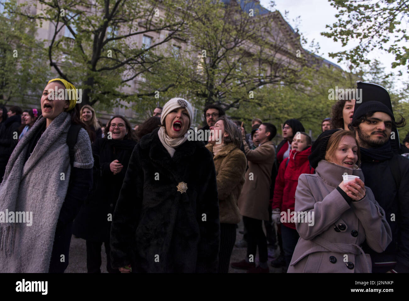 Berlin, Berlin, Germania. Xxv Aprile, 2017. Gli attivisti di Berlino e femministe protesta di fronte al Deutsche Bank Kunsthalle durante il W20 . Sotto la voce "stimolanti le donne: Scaling up imprenditoria femminile", il Cancelliere tedesco Angela Merkel, insieme con la regina MAXIMA del Paesi Bassi, speciale del Segretario Generale delle Nazioni Unite, avvocato per compreso il finanziamento per lo sviluppo e la Presidenza onoraria del G20 Partenariato Globale per l'inclusione finanziaria; ministro canadese degli Affari Esteri CHRYSTIA FREELAND; Direttore della IWF Christine Lagarde; Vice Presidente della Banca di America ANNE FINUCANE Foto Stock