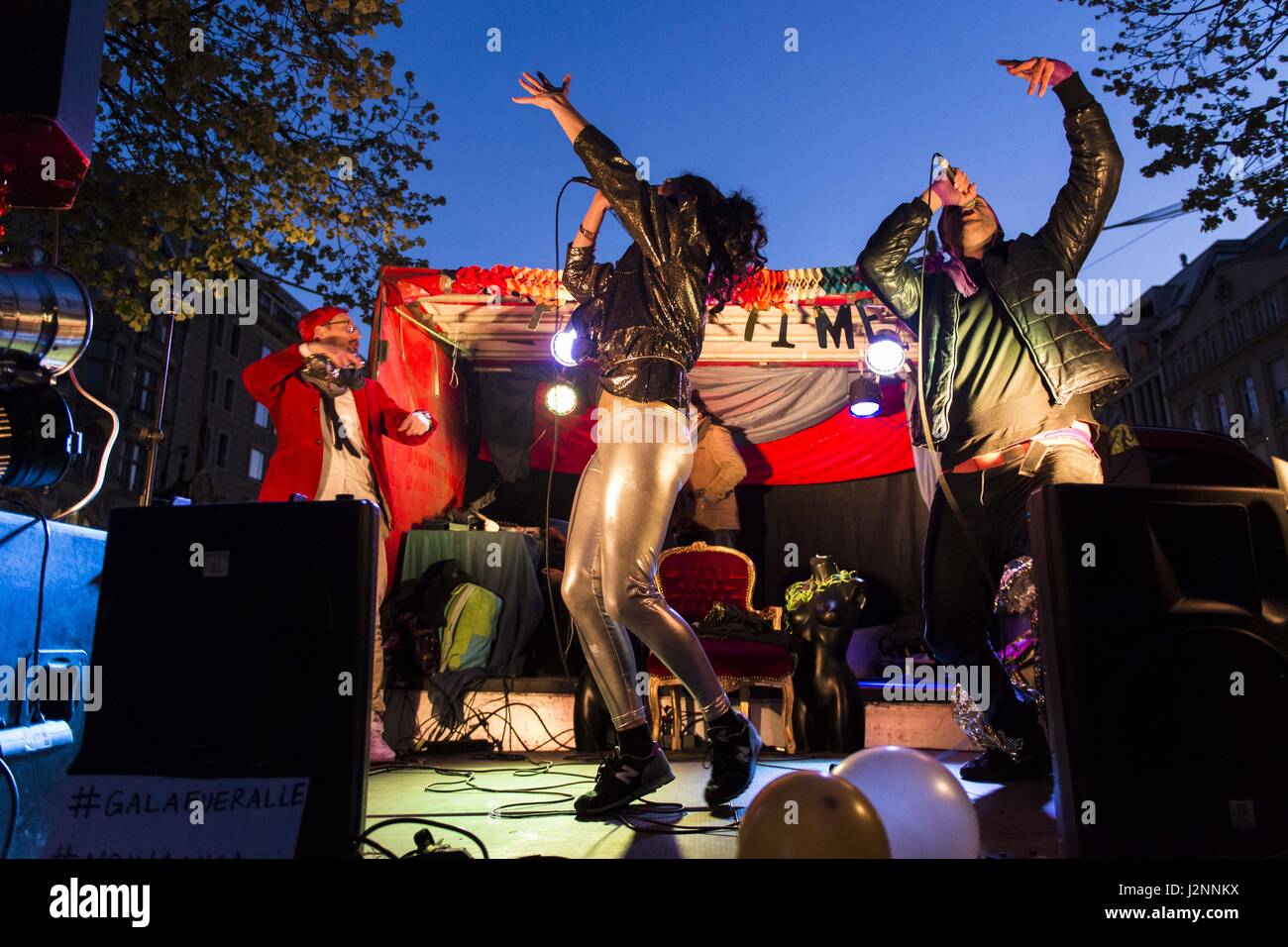 Berlin, Berlin, Germania. Xxv Aprile, 2017. Gli attivisti di Berlino e femministe protesta di fronte al Deutsche Bank Kunsthalle durante il W20 . Sotto la voce "stimolanti le donne: Scaling up imprenditoria femminile", il Cancelliere tedesco Angela Merkel, insieme con la regina MAXIMA del Paesi Bassi, speciale del Segretario Generale delle Nazioni Unite, avvocato per compreso il finanziamento per lo sviluppo e la Presidenza onoraria del G20 Partenariato Globale per l'inclusione finanziaria; ministro canadese degli Affari Esteri CHRYSTIA FREELAND; Direttore della IWF Christine Lagarde; Vice Presidente della Banca di America ANNE FINUCANE Foto Stock