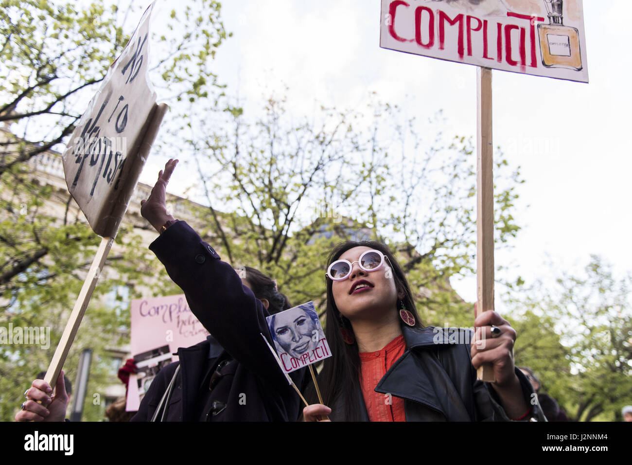 Berlin, Berlin, Germania. Xxv Aprile, 2017. Gli attivisti di Berlino e femministe protesta di fronte al Deutsche Bank Kunsthalle durante il W20 . Sotto la voce "stimolanti le donne: Scaling up imprenditoria femminile", il Cancelliere tedesco Angela Merkel, insieme con la regina MAXIMA del Paesi Bassi, speciale del Segretario Generale delle Nazioni Unite, avvocato per compreso il finanziamento per lo sviluppo e la Presidenza onoraria del G20 Partenariato Globale per l'inclusione finanziaria; ministro canadese degli Affari Esteri CHRYSTIA FREELAND; Direttore della IWF Christine Lagarde; Vice Presidente della Banca di America ANNE FINUCANE Foto Stock