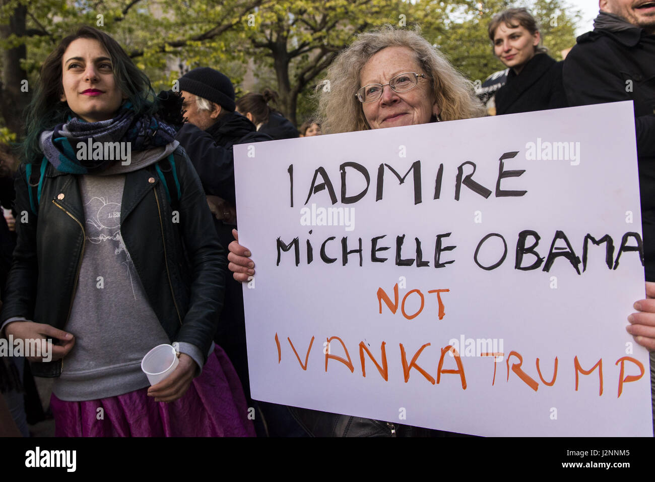 Berlin, Berlin, Germania. Xxv Aprile, 2017. Gli attivisti di Berlino e femministe protesta di fronte al Deutsche Bank Kunsthalle durante il W20 . Sotto la voce "stimolanti le donne: Scaling up imprenditoria femminile", il Cancelliere tedesco Angela Merkel, insieme con la regina MAXIMA del Paesi Bassi, speciale del Segretario Generale delle Nazioni Unite, avvocato per compreso il finanziamento per lo sviluppo e la Presidenza onoraria del G20 Partenariato Globale per l'inclusione finanziaria; ministro canadese degli Affari Esteri CHRYSTIA FREELAND; Direttore della IWF Christine Lagarde; Vice Presidente della Banca di America ANNE FINUCANE Foto Stock
