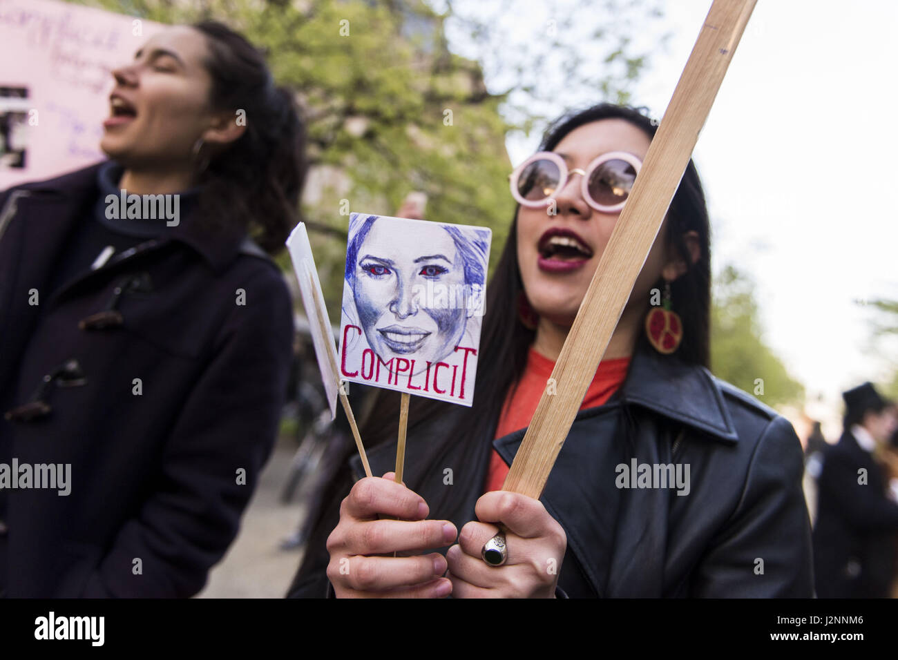 Berlin, Berlin, Germania. Xxv Aprile, 2017. Gli attivisti di Berlino e femministe protesta di fronte al Deutsche Bank Kunsthalle durante il W20 . Sotto la voce "stimolanti le donne: Scaling up imprenditoria femminile", il Cancelliere tedesco Angela Merkel, insieme con la regina MAXIMA del Paesi Bassi, speciale del Segretario Generale delle Nazioni Unite, avvocato per compreso il finanziamento per lo sviluppo e la Presidenza onoraria del G20 Partenariato Globale per l'inclusione finanziaria; ministro canadese degli Affari Esteri CHRYSTIA FREELAND; Direttore della IWF Christine Lagarde; Vice Presidente della Banca di America ANNE FINUCANE Foto Stock