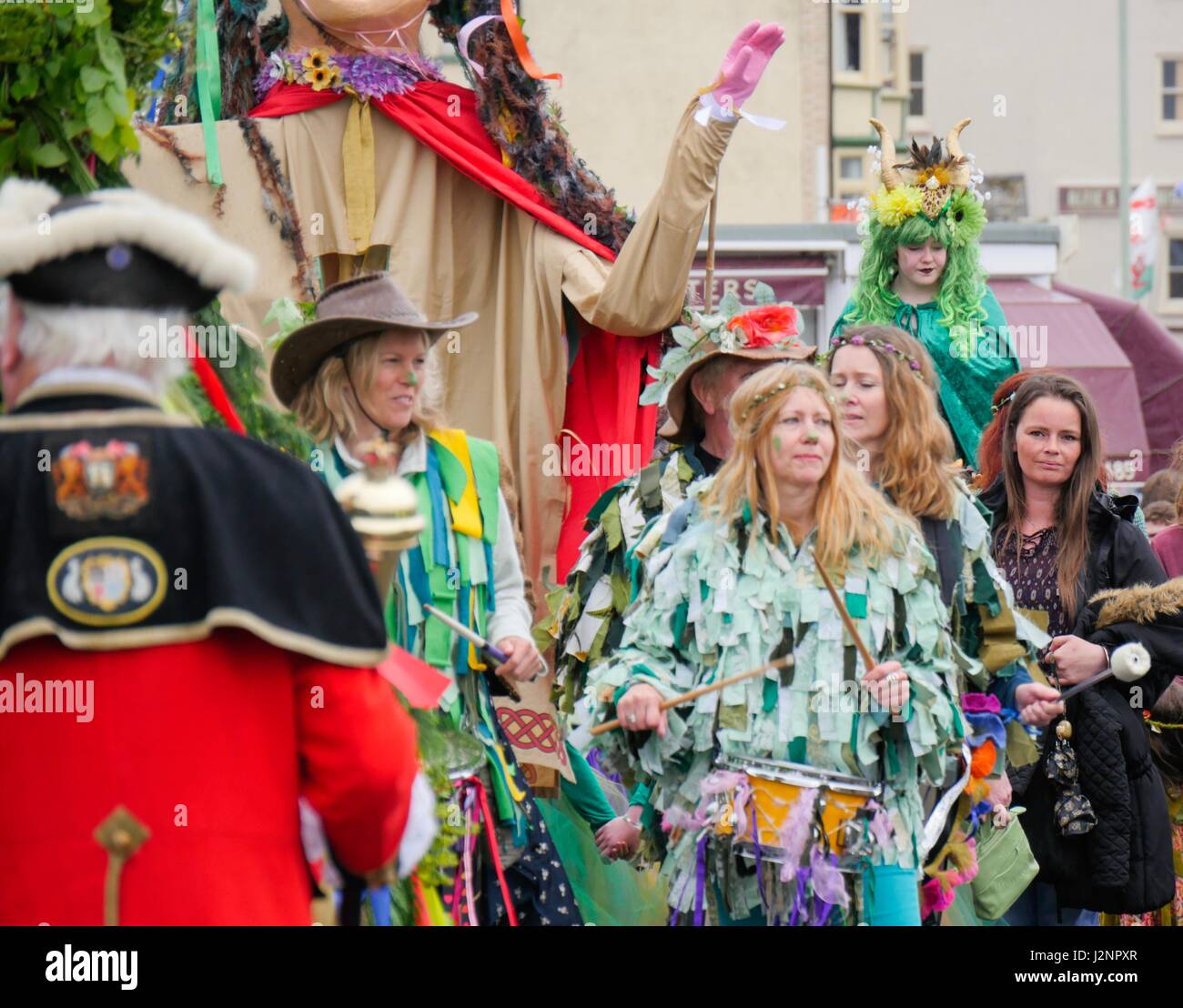 Ilfracombe, Devon, Regno Unito. Il 30 aprile 2017. La gente esce per godersi lo spettacolo nonostante il tempo piovoso ed essendo in anticipo di un giorno come Ifracombe Mayday parade processione è eseguita. Credito: DTNews/Alamy Live News Foto Stock