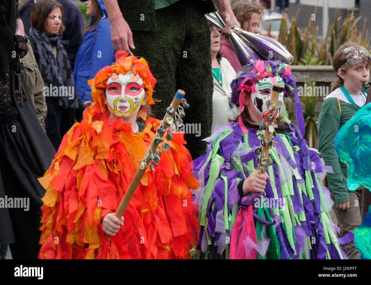 Ilfracombe, Devon, Regno Unito. Il 30 aprile 2017. La gente esce per godersi lo spettacolo nonostante il tempo piovoso ed essendo in anticipo di un giorno come Ifracombe Mayday parade processione è eseguita. Credito: DTNews/Alamy Live News Foto Stock