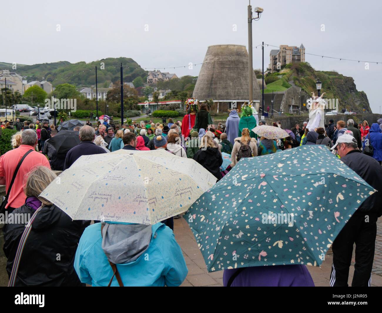 Ilfracombe, Devon, Regno Unito. Il 30 aprile 2017. La gente esce per godersi lo spettacolo nonostante il tempo piovoso ed essendo in anticipo di un giorno come Ifracombe Mayday parade processione è eseguita. Credito: DTNews/Alamy Live News Foto Stock