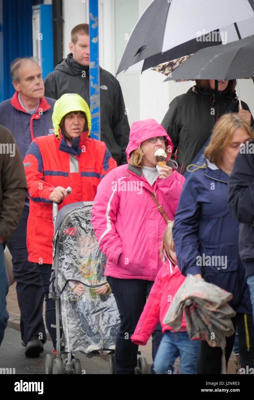 Ilfracombe, Devon, Regno Unito. Il 30 aprile 2017. La gente esce in un giorno di pioggia sulla banca weekend di vacanza. Credito: DTNews/Alamy Live News Foto Stock