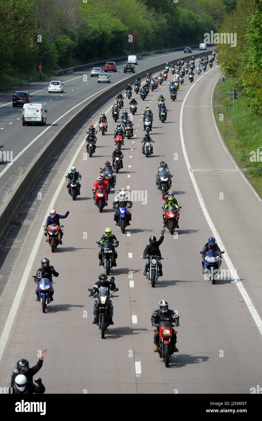 Motociclisti di equitazione in carità cavalcare l evento sulla M54 AUTOSTRADA IN SHROPSHIRE REGNO UNITO Foto Stock