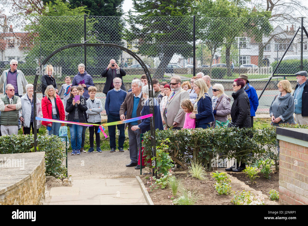 Abington Park, Northampton, Regno Unito Il 30 aprile 2017. Un nuovo giardino sensoriale creato dagli amici di Abington Park dopo mesi di fund raising è stato ufficialmente aperto a 1230 oggi dal sindaco di Northampton signor Christopher Malpas. Credito: Keith J Smith./Alamy Live News Foto Stock