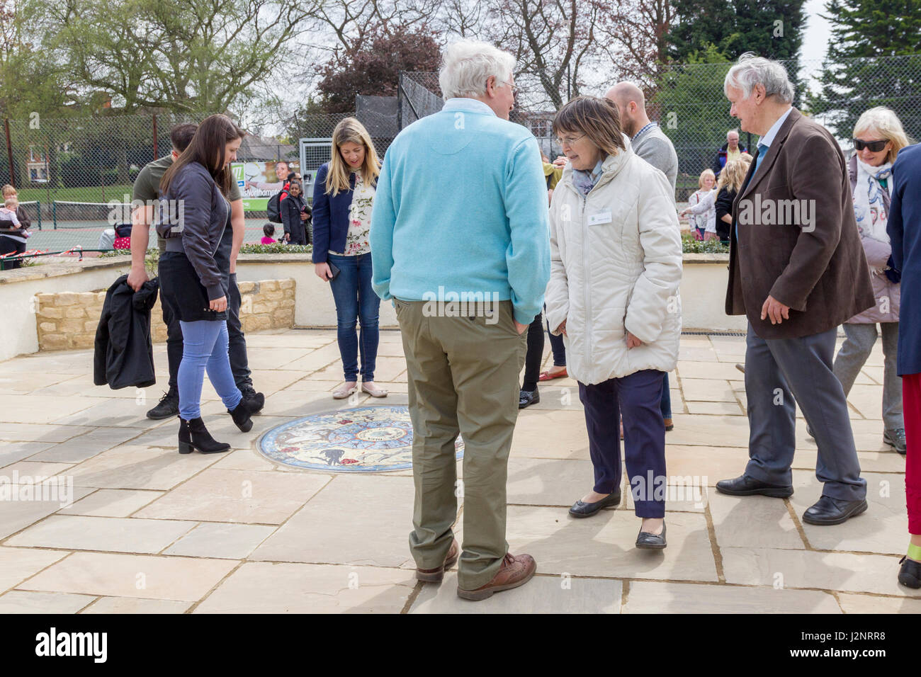 Abington Park, Northampton, Regno Unito Il 30 aprile 2017. Un nuovo giardino sensoriale creato dagli amici di Abington Park dopo mesi di fund raising è stato ufficialmente aperto a 1230 oggi dal sindaco di Northampton signor Christopher Malpas. Credito: Keith J Smith./Alamy Live News Foto Stock