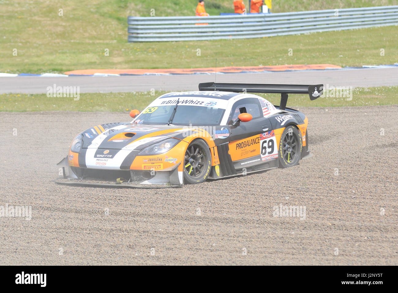 Rockingham, Regno Unito. 30 apr, 2017. Secolo Motorsport auto 69 (Harry Gottsacker e Nathan Freke) perde il controllo e va nella ghiaia prima di essere recuperato per ricongiungersi alla British GT gara a Rockingham Motor Speedway di credito parentesi: Raval/Alamy Live News Foto Stock