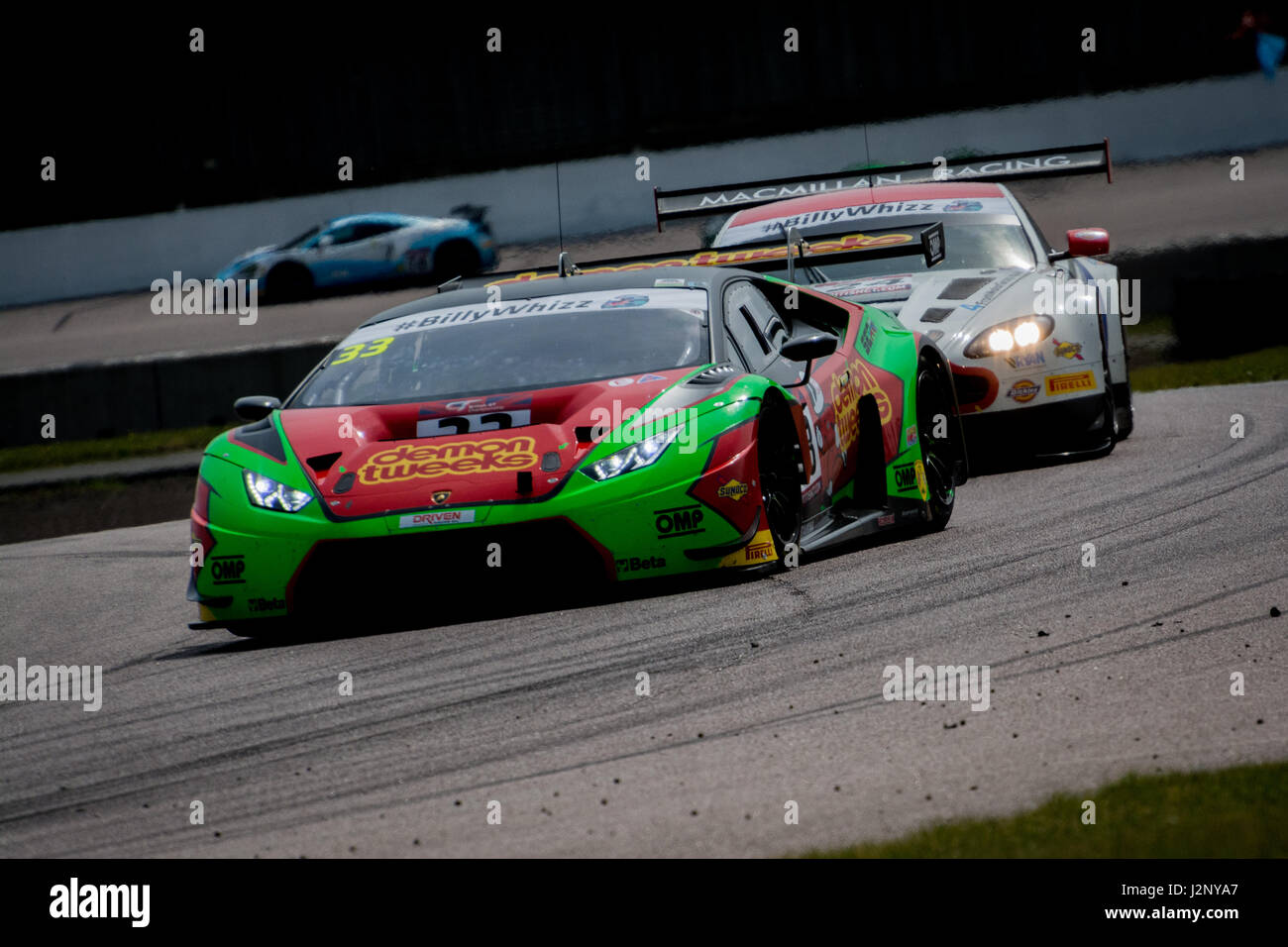 Corby, Northamptonshire, Regno Unito. Il 30 aprile, 2017. British GT racing driver Jon Minshaw / Phil Keen e Barwell Motorsport rigidi durante il Campionato British GT a Rockingham Motor Speedway (foto di gergo Toth / Alamy Live News) Foto Stock