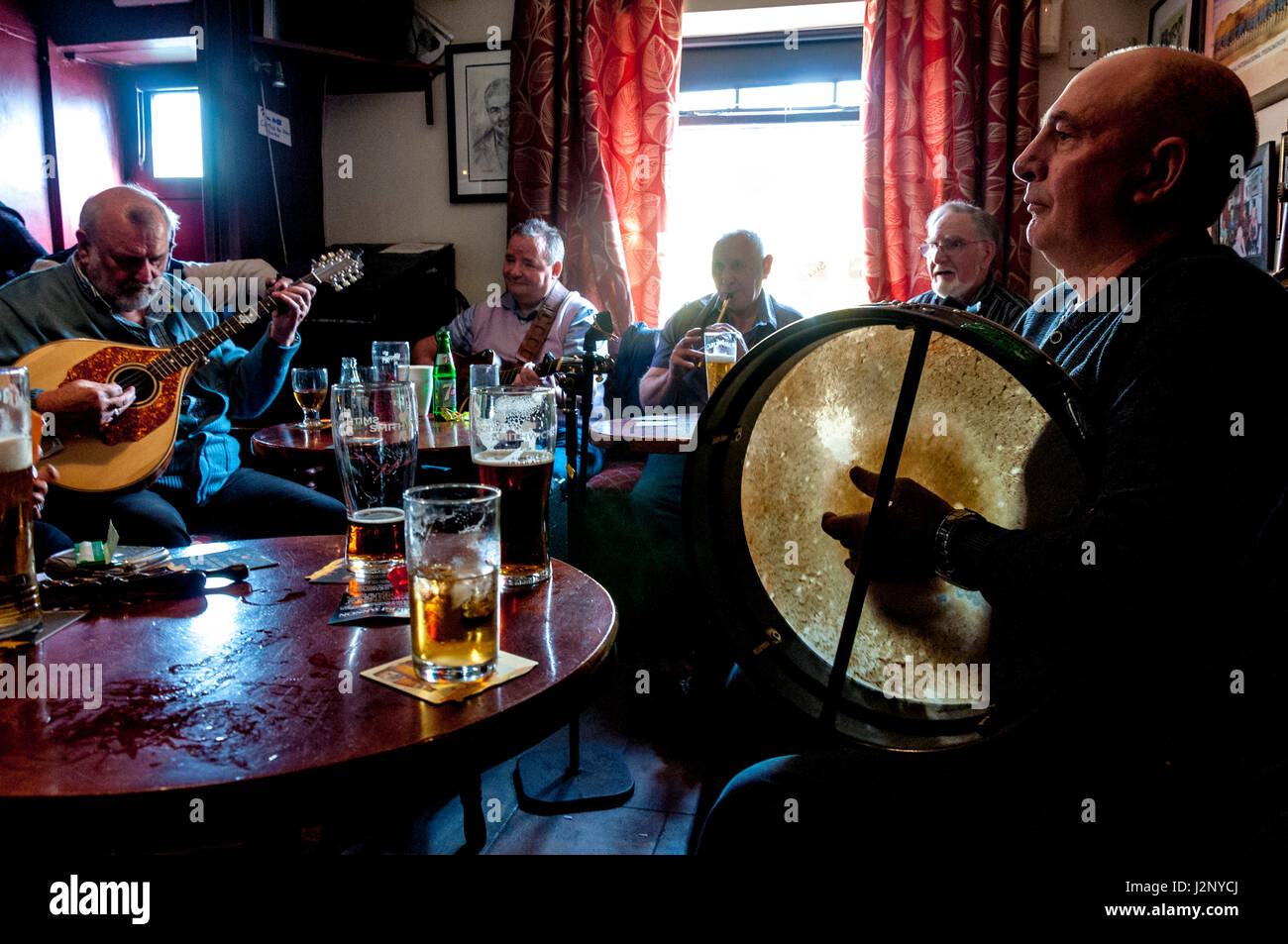 Ardara, County Donegal, Irlanda. Il 30 aprile 2017. Musicisti provenienti da Irlanda e Scozia, Galles, Inghilterra e Francia sono arrivati nella west coast village per l annuale 'Coppa di Tae' festival di musica tradizionale. Qui i musicisti suonare Traditional Irish strumenti in Corner House Bar nel villaggio. Il titolo 'Coppa di Tae' è il nome per un irlandese aspo o danza. Foto di:Richard Wayman Credito: Richard Wayman/Alamy Live News Foto Stock