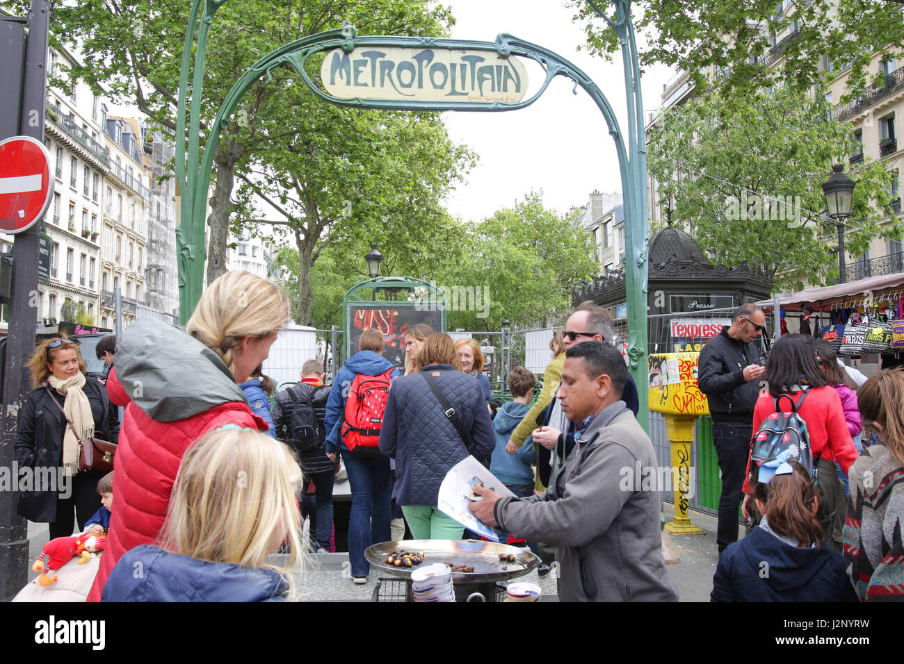 Un immigrato seling dadi alla stazione della metro Blanche sul Boulevard de Clichy il 30 aprile 2017 a Parigi, Francia. Foto Stock