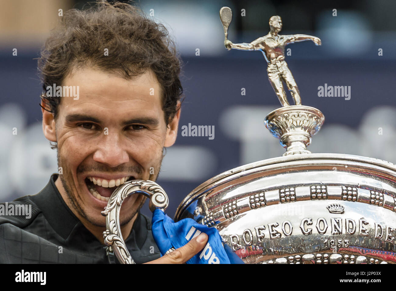 Barcellona, in Catalogna, Spagna. 30 apr, 2017. AFAEL NADAL (ESP) morsi il trofeo per il suo decimo titolo presso la "Barcelona Open Banc Sabadell' dopo aver vinto la finale contro Dominic Thiem Credito: Matthias Oesterle/ZUMA filo/Alamy Live News Foto Stock