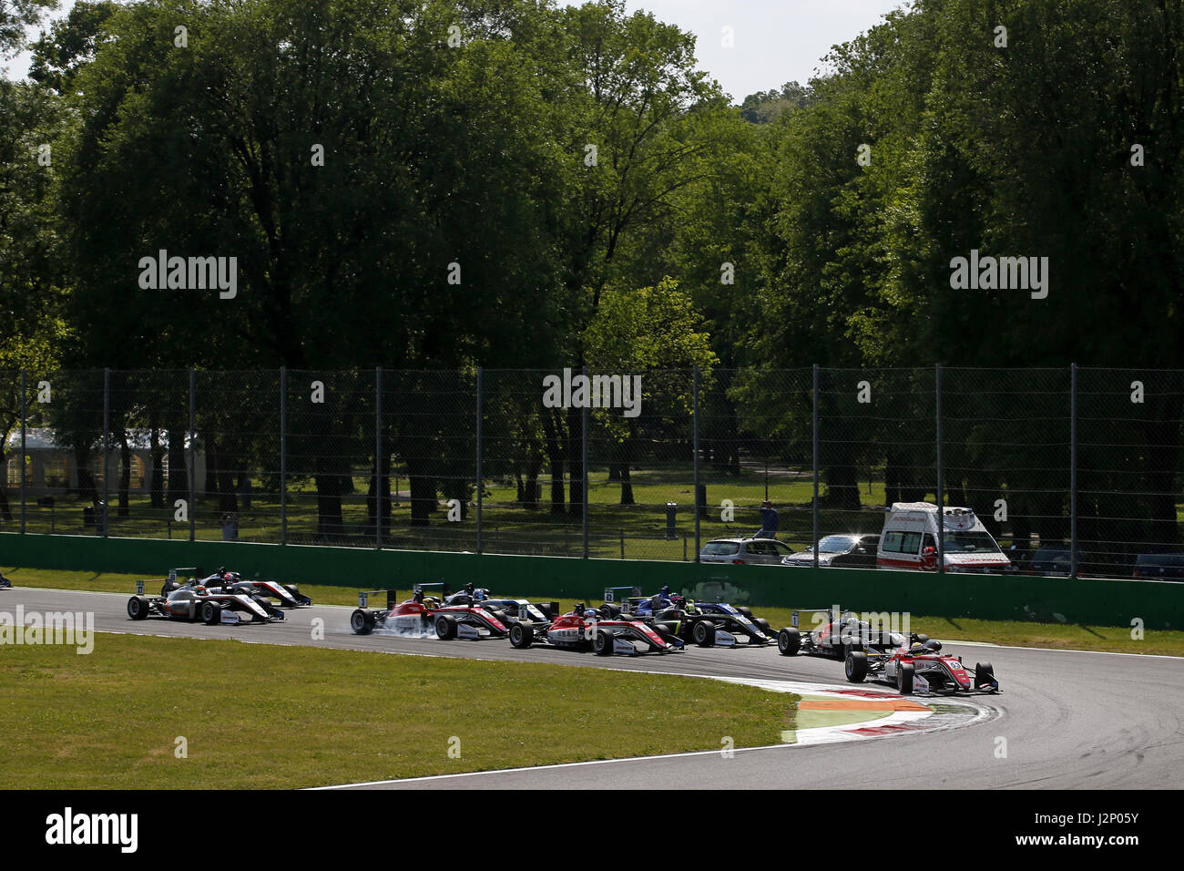 Inizio della gara, 53 Callum Ilott (GBR, Prema Powerteam, Dallara F317 - Mercedes-Benz) prendendo il piombo da 1 Joel Eriksson (SWE, Motopark, Dallara F317 - Volkswagen), 8 Guanyu Zhou (CHN, Prema Powerteam, Dallara F317 - Mercedes-Benz), 31 Lando Norris (GBR, Carlin, Dallara F317 - Volkswagen), FIA di Formula 3 del campionato europeo, round 2, Gara 3 a Monza (ITA), 28. - 30. Aprile 2017 | Utilizzo di tutto il mondo Foto Stock