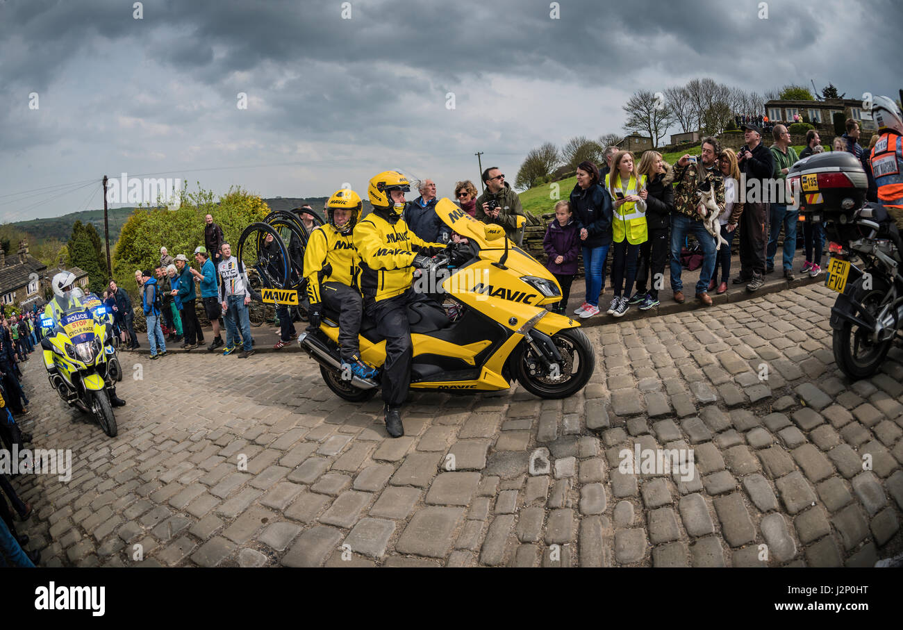 Shibden parete, Halifax, Regno Unito. 30 apr, 2017. Tour de Yorkshire cycle race sulla parete Shibden, Halifax, UK Credit: stephen FLEMING/Alamy Live News Foto Stock