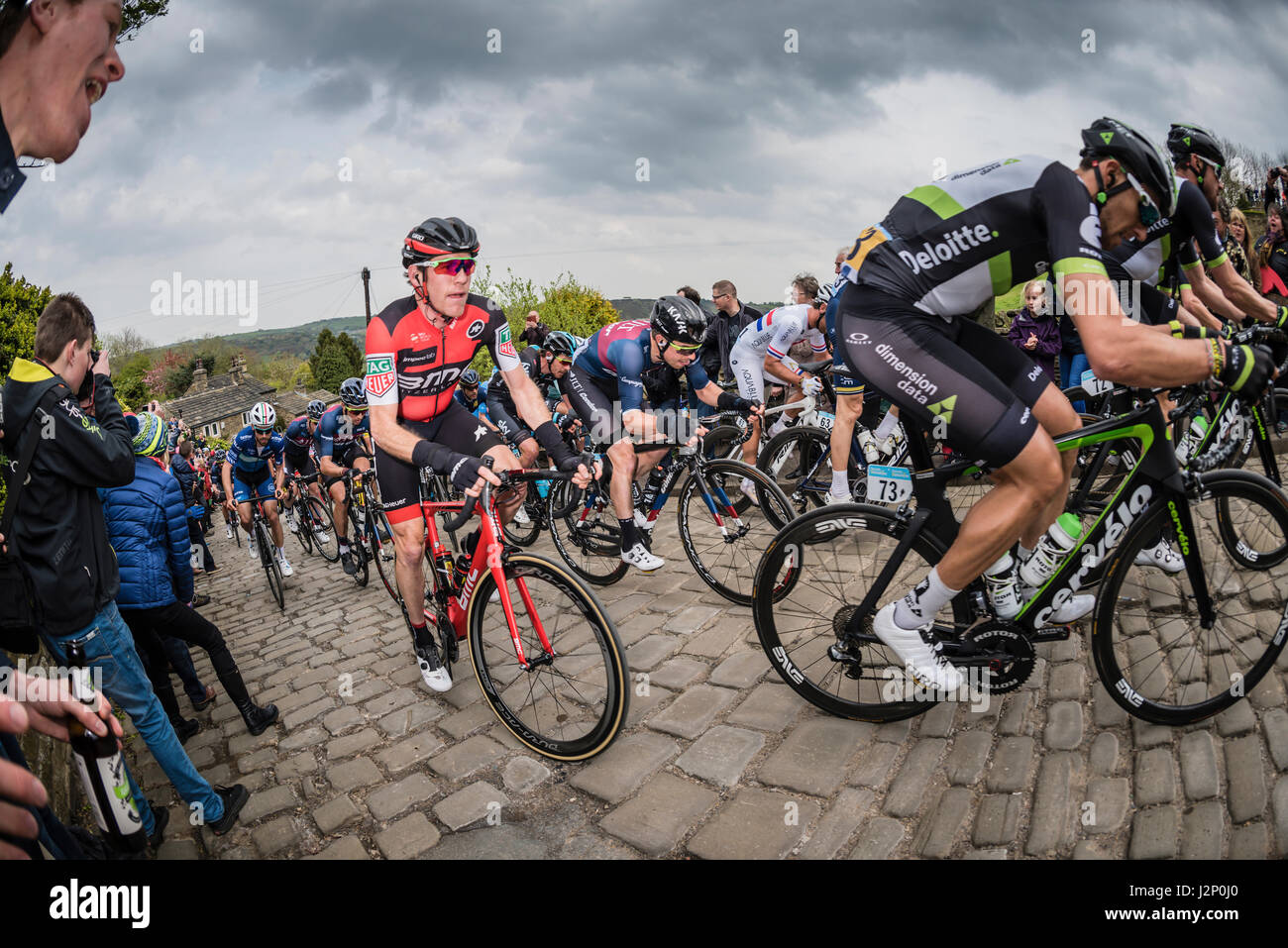 Shibden parete, Halifax, Regno Unito. 30 apr, 2017. Tour de Yorkshire cycle race sulla parete Shibden, Halifax, UK Credit: stephen FLEMING/Alamy Live News Foto Stock