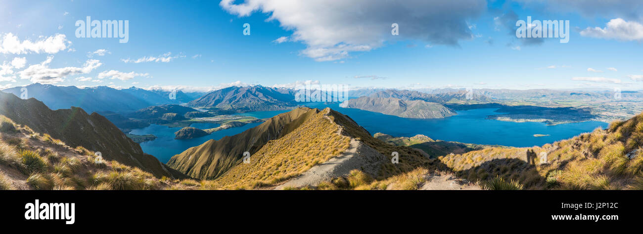 Panoramica, in montagna e vista lago, Roys picco, il lago Wanaka, Alpi del Sud, regione di Otago e Southland, Nuova Zelanda Foto Stock
