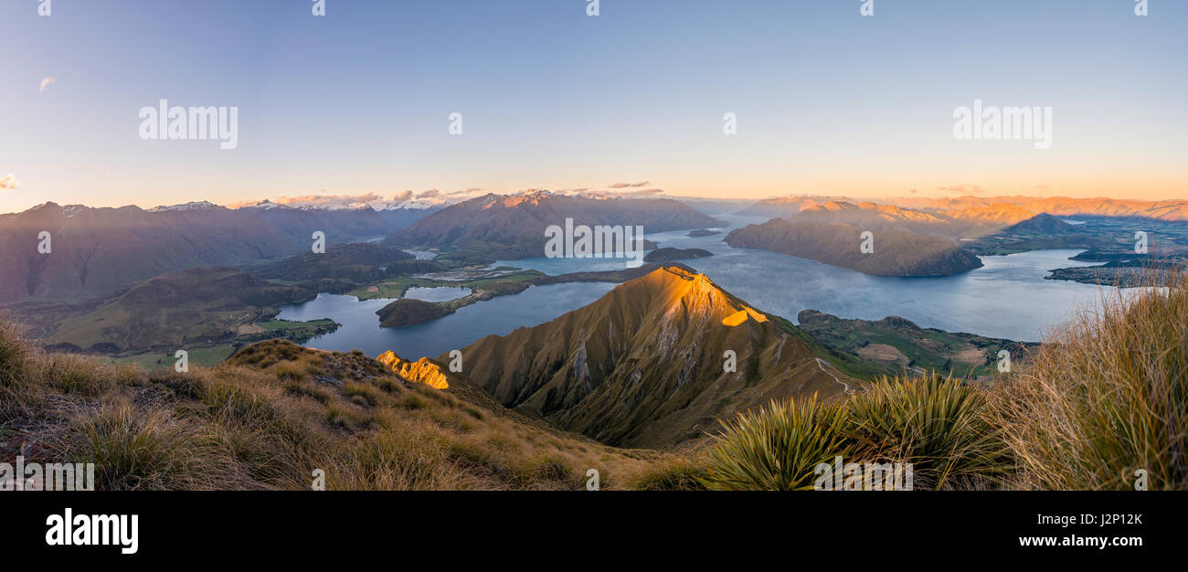 Vista panoramica del lago e monti, Roys picco al tramonto, il lago Wanaka, Alpi del Sud, regione di Otago e Southland, Nuova Zelanda Foto Stock