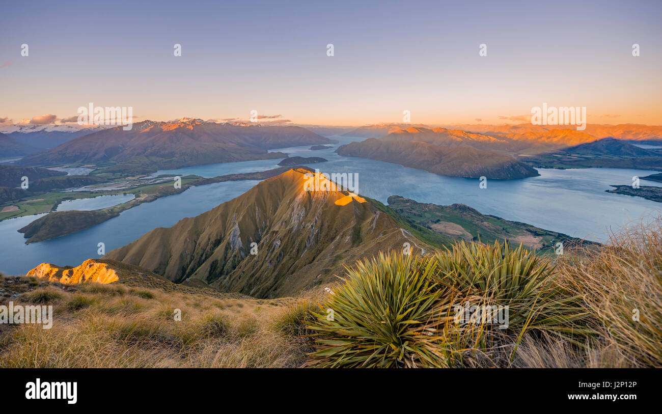 Vista sulle montagne e sul lago, Roys picco al tramonto, il lago Wanaka, Alpi del Sud, regione di Otago e Southland, Nuova Zelanda Foto Stock