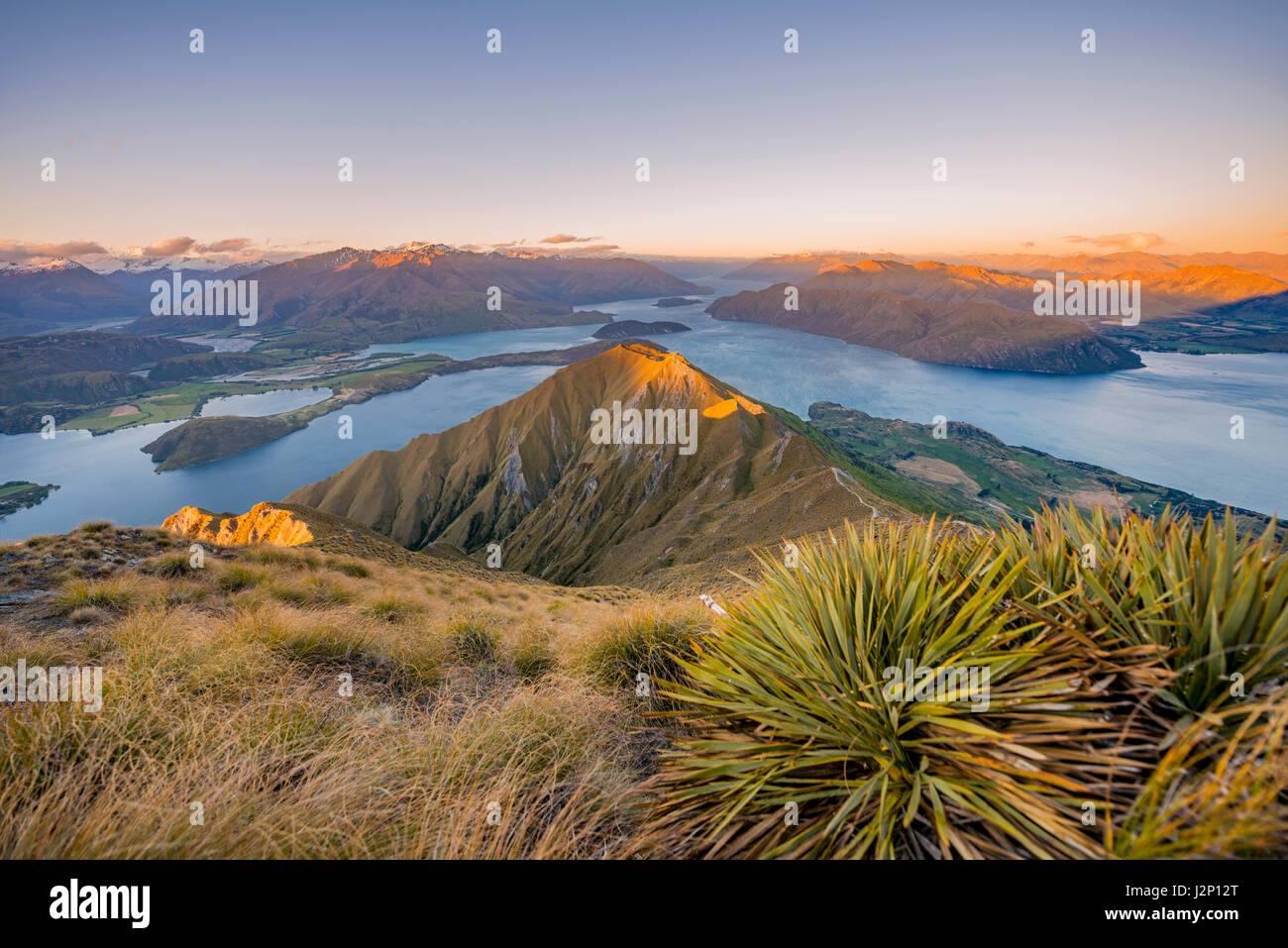 Vista sulle montagne e sul lago, Roys picco al tramonto, il lago Wanaka, Alpi del Sud, regione di Otago e Southland, Nuova Zelanda Foto Stock