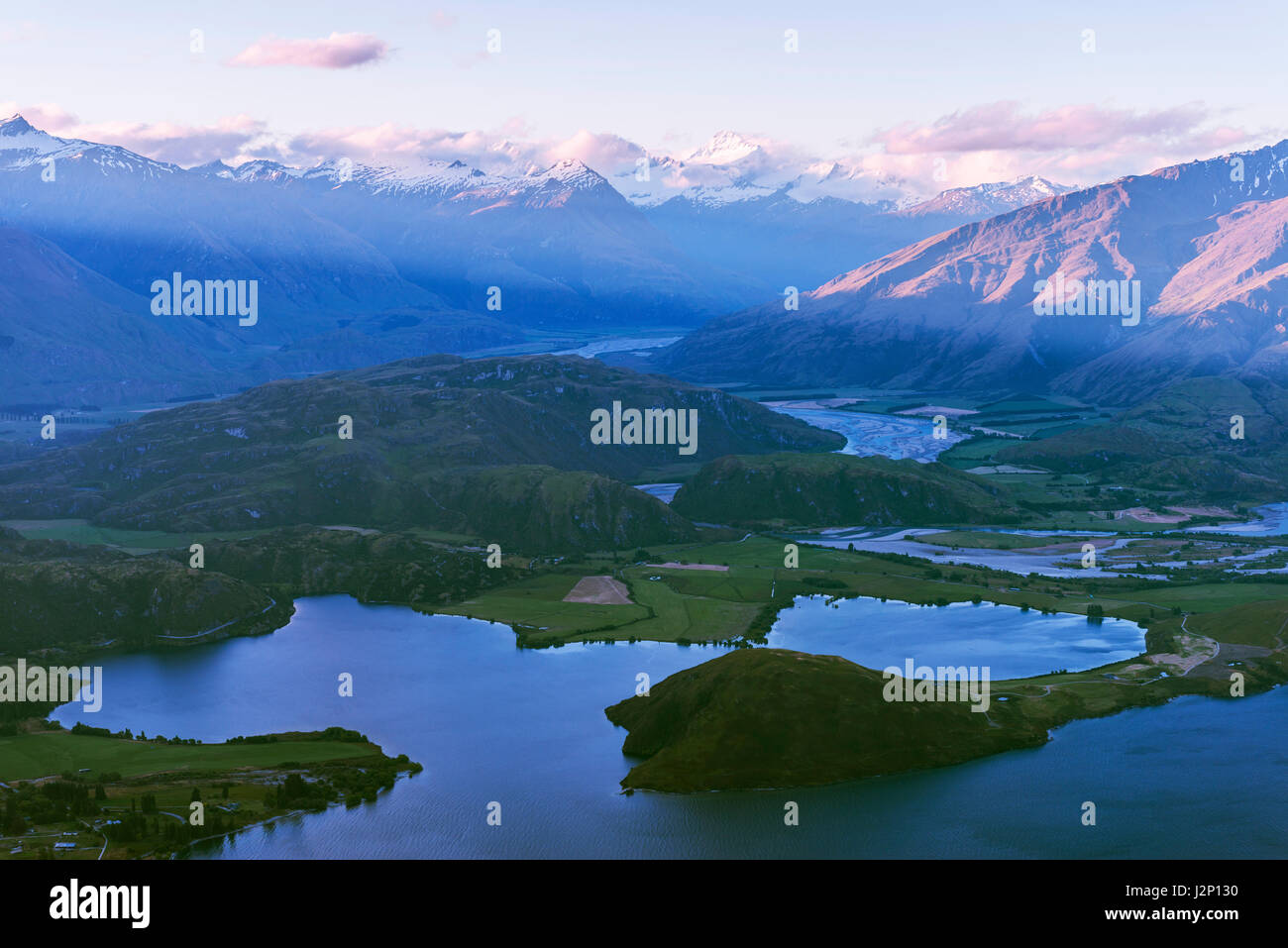 Vista sulle montagne e sul lago dopo il tramonto, Glendhu Bay, il lago Wanaka, Alpi del Sud, regione di Otago e Southland, Nuova Zelanda Foto Stock