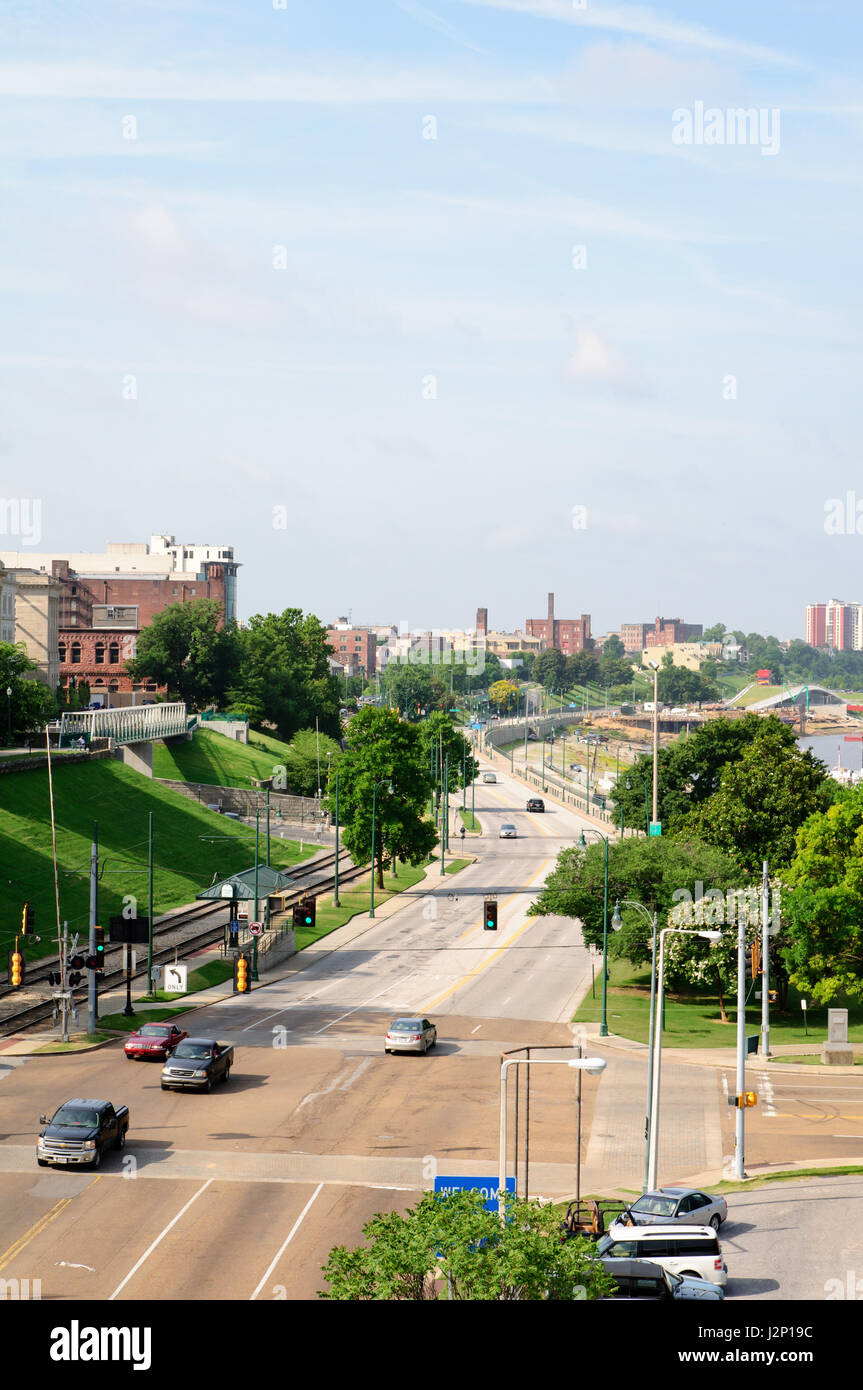 Una vista di una strada in Memphis, Tennessee, presi da un ponte vicino al fiume di fango centro visitatori. Foto Stock