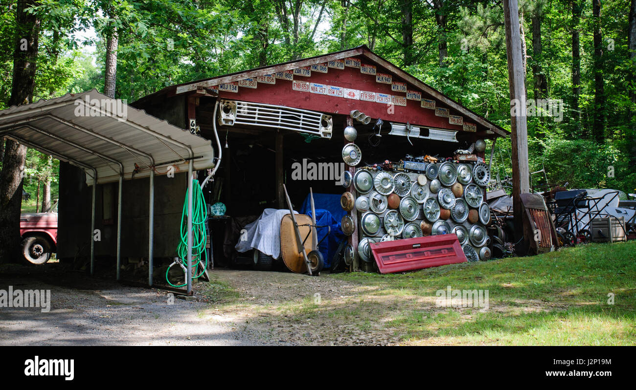 Un edificio decorato con i coprimozzi e targhe in Arkansas, Stati Uniti d'America. Foto Stock